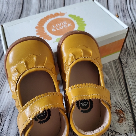 Livie and Luca Ruche Sandals Butterscotch Color NIB - Picture 3 of 6